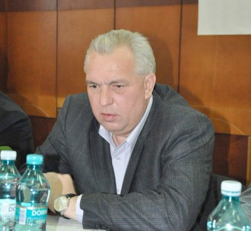 Constantinescu se poate întoarce la CJC, potrivit legii. Conform instanţei, el n-are voie să se apropie de instituţie
